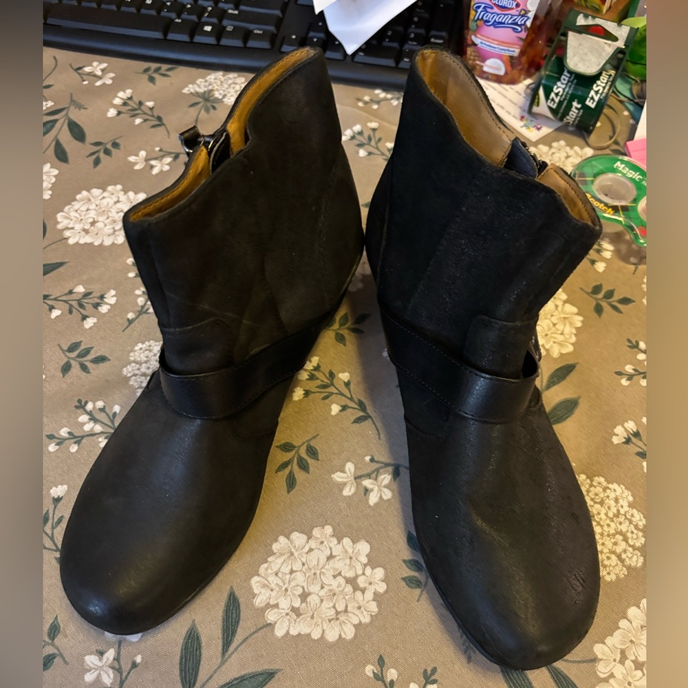 Soft Spots Black Leather Chunky Heel Boots. Size 9.5 Medium. New.